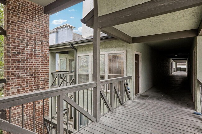 Building Photo - 807 W 25th St