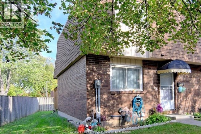 Building Photo - 5468 Lassaline Ave