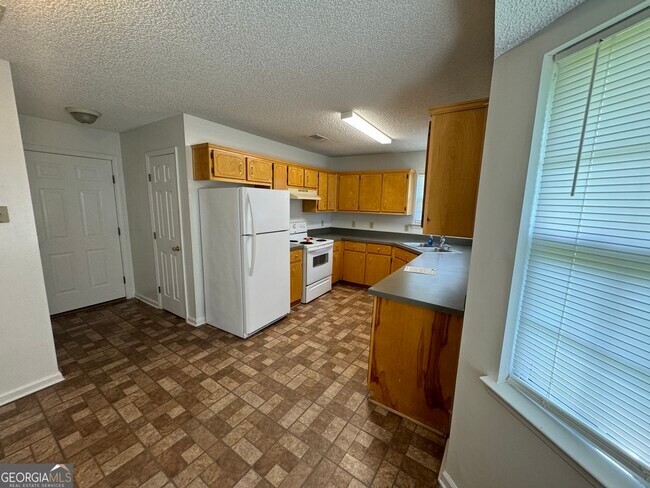 Building Photo - 205 Silver Fox Dr