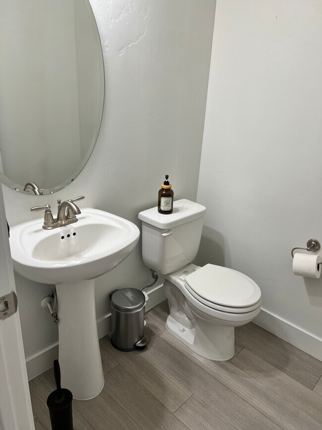 Building Photo - Bluffdale Townhouse