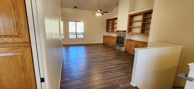 Foto del edificio - Modern Home with Huge Yard