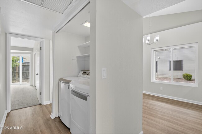 Foto del edificio - 2455 E Broadway Rd