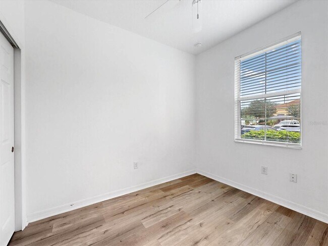 Foto del edificio - 7627 Long Island Dr