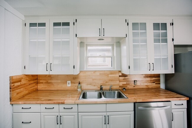 Building Photo - Charming 4-Bedroom Home with Stunning View...
