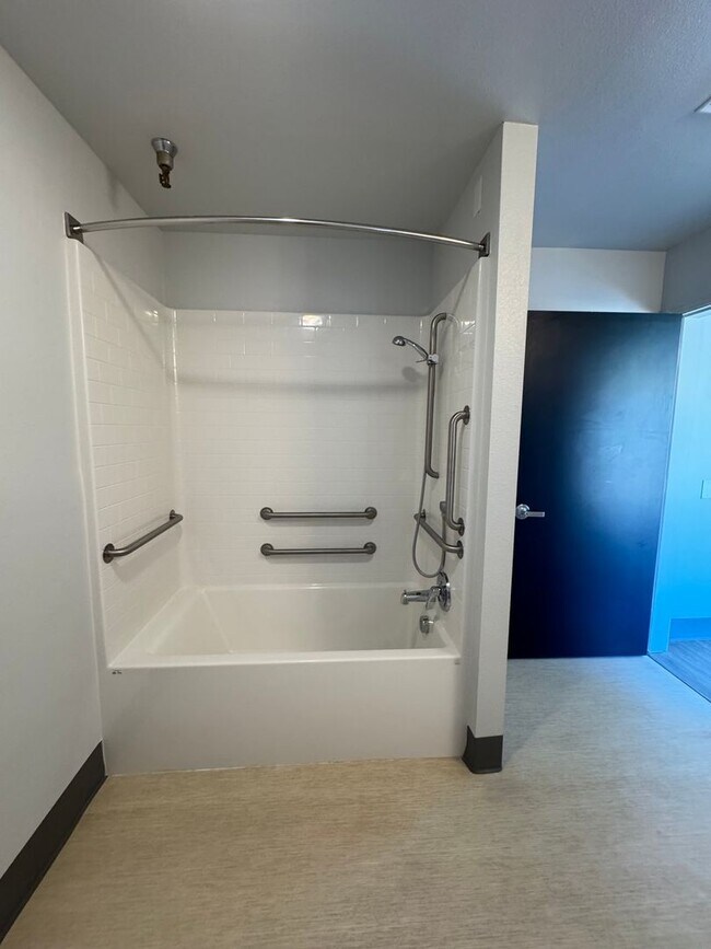 Foto del edificio - 2 bed 2 bath unit - ALL UTILITIES PAID - A...