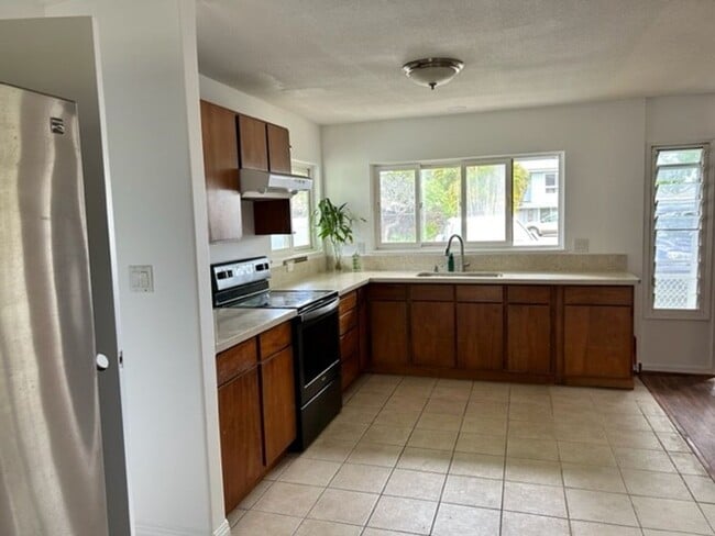 Building Photo - 655 N Kainalu Dr