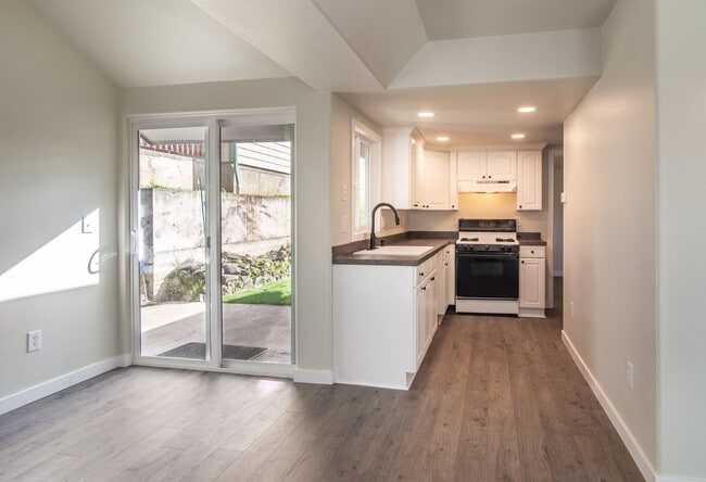 Building Photo - Newly Remodeled 2 Bedroom House with Storage!