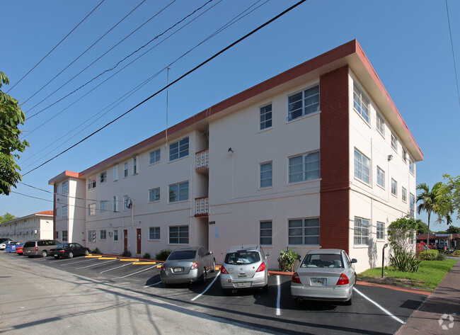 Building Photo - Hollywood Courtyard Apartments