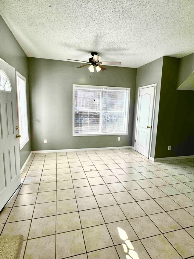 Building Photo - 446 W Parish Rd