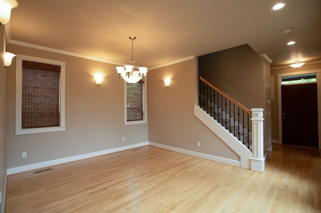 Building Photo - Gorgeous 3 bedroom plus office and loft ho...