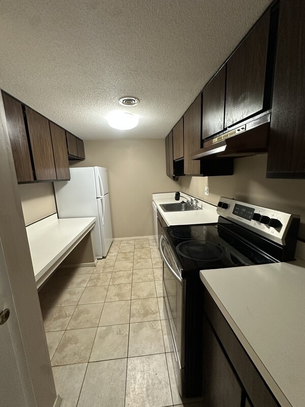 Foto del edificio - 1855 Poplar Woods Cir W