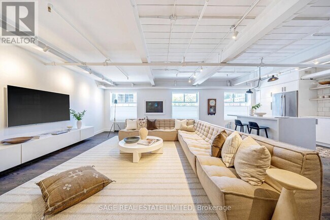 Building Photo - 326 Carlaw Ave