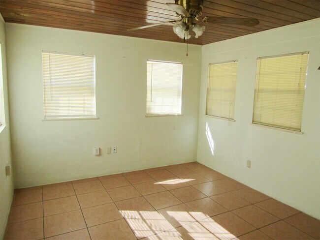 Building Photo - 606 Lorraine Cir