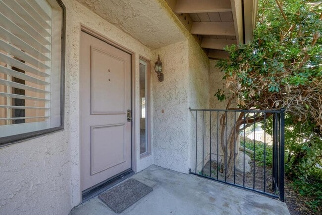 Building Photo - 667 Arroyo Oaks Dr