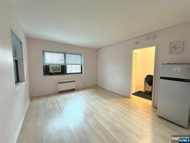 Building Photo - 401 Park Ave