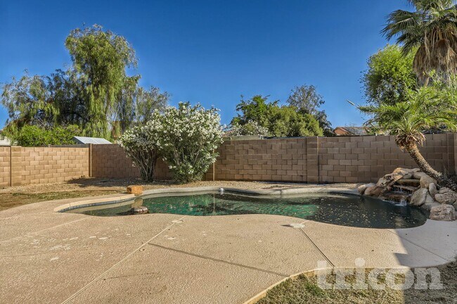 Foto del edificio - 15950 W Cottonwood St