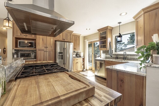 Building Photo - Upgraded home on Parade for rent!