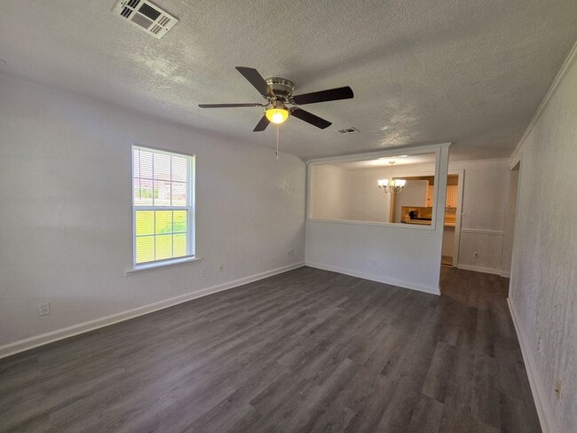 Building Photo - 3 bedroom 2 bath home in Tecumseh!