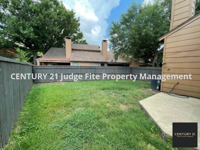 Foto del edificio - Cute 2-Story 3/3 Townhome in Irving For Rent!