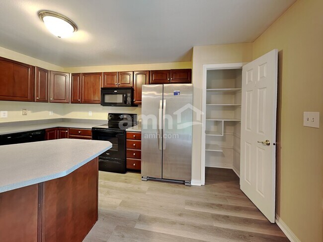 Foto del edificio - 8016 Lawrence Woods Ct