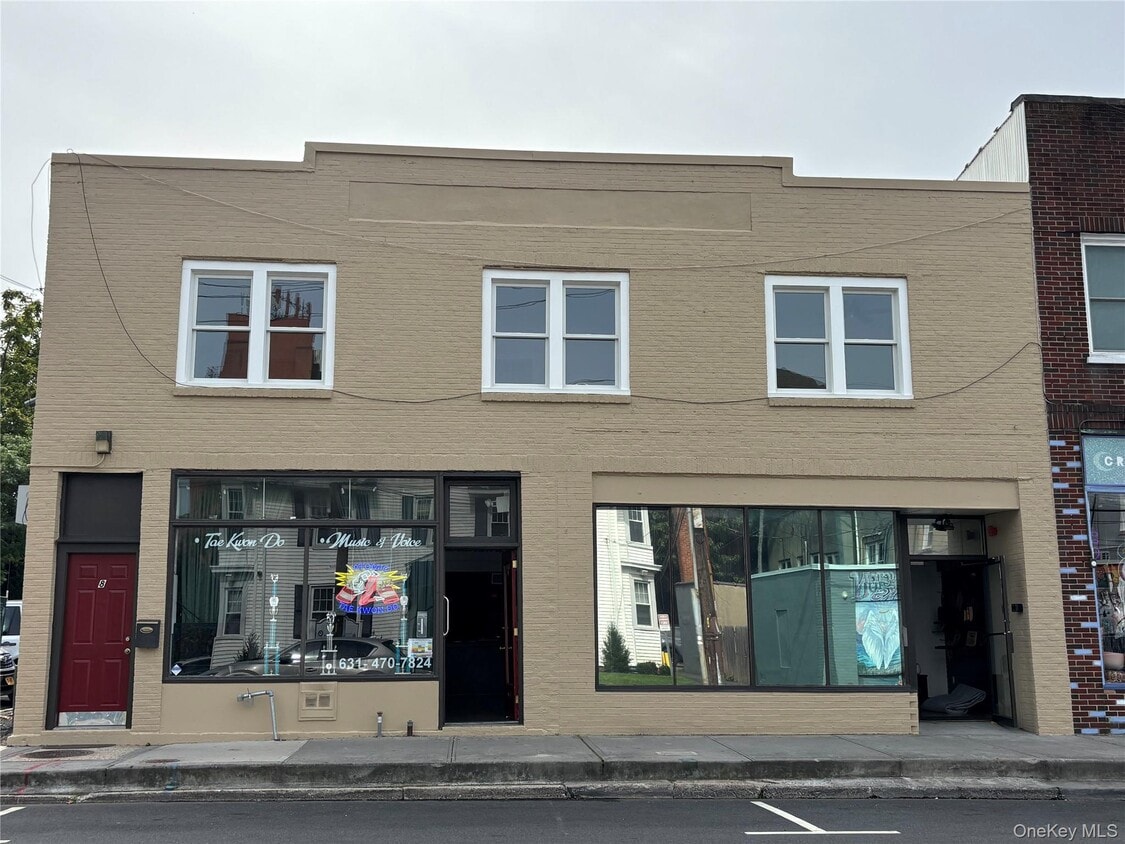 Primary Photo - 8 E Carver St