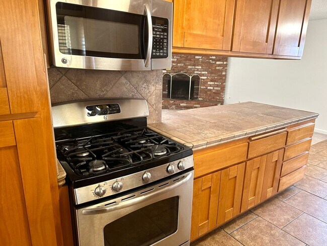 Building Photo - READY NOW! RV PARKING!