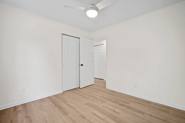 Building Photo - 3 Bedrooms, 2 baths, with single car garage