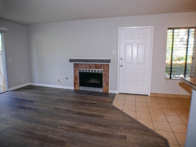 Foto del edificio - Ground floor condo with large patio!