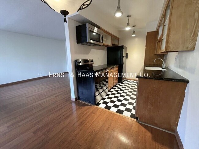Building Photo - 901 Linden Ave