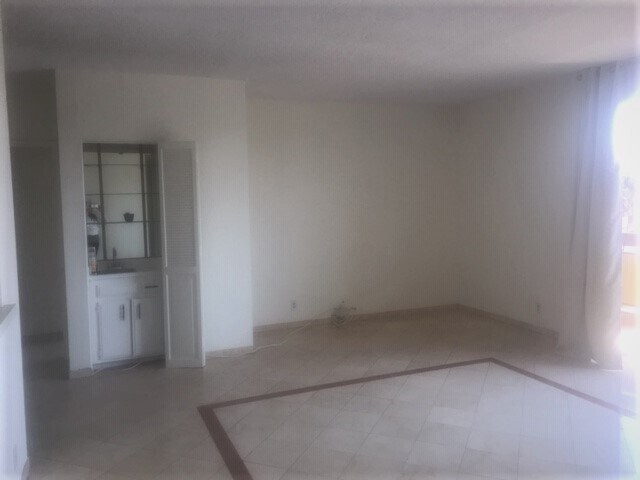 Barra con fregadero junto a un área de comedor - 321 S San Vicente Blvd