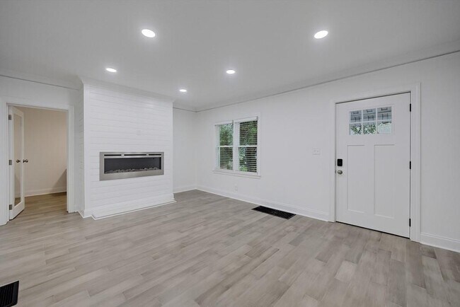 Building Photo - 593 Lynnhaven Dr SW