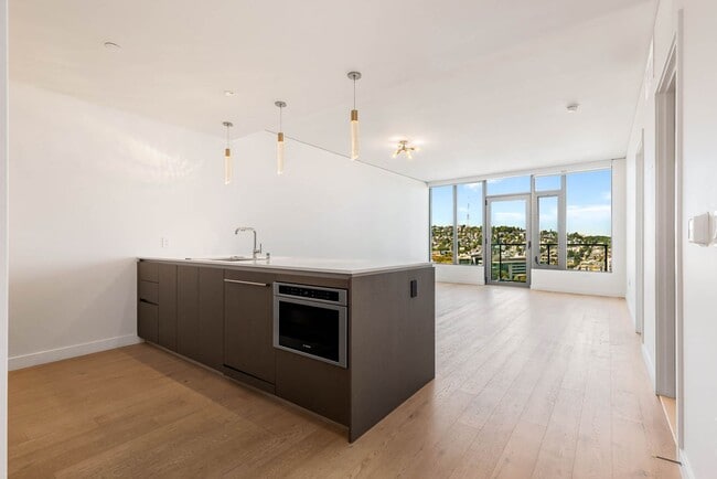 Building Photo - Luxury Living at Spire
