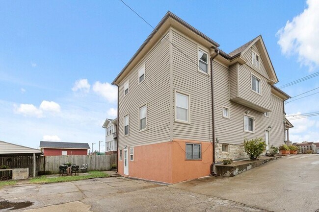 Exterior - 328 S Lake St