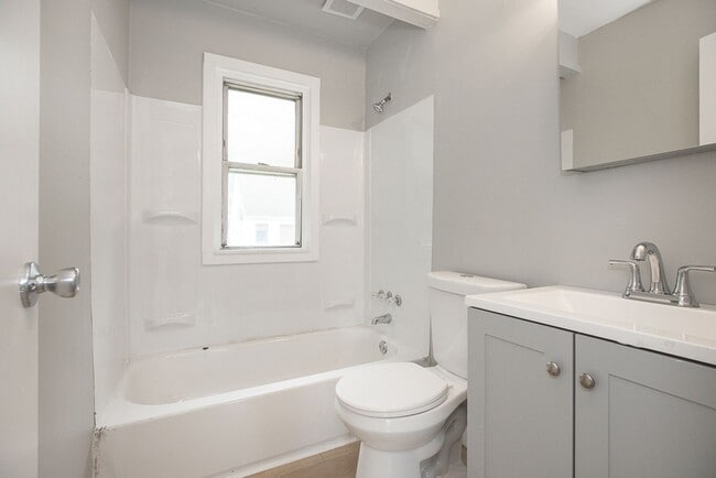 Building Photo - 3 Bedroom/1 Bath Single House Euclid!