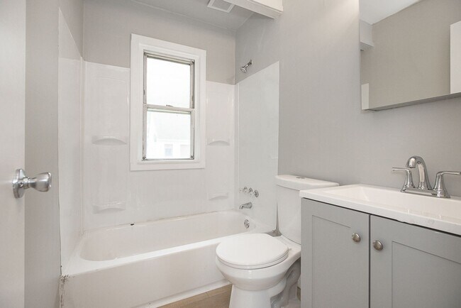Foto del edificio - 3 Bedroom/1 Bath Single House Euclid!