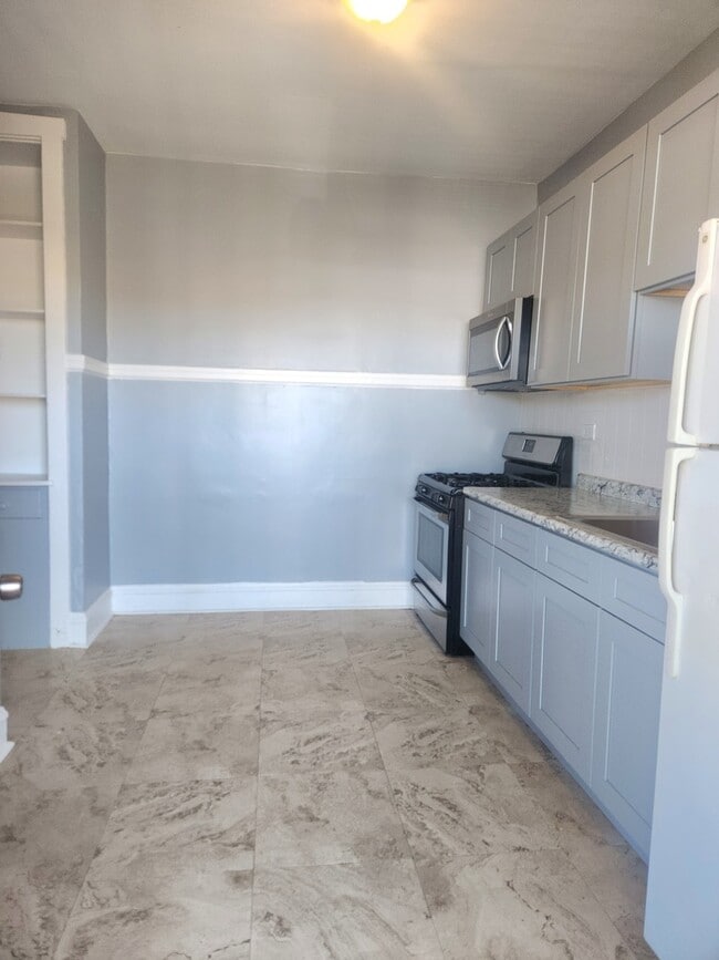 Building Photo - 3042 W Leland Ave