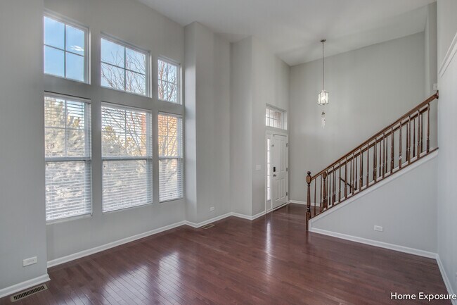 Building Photo - 549 Plaza Pl