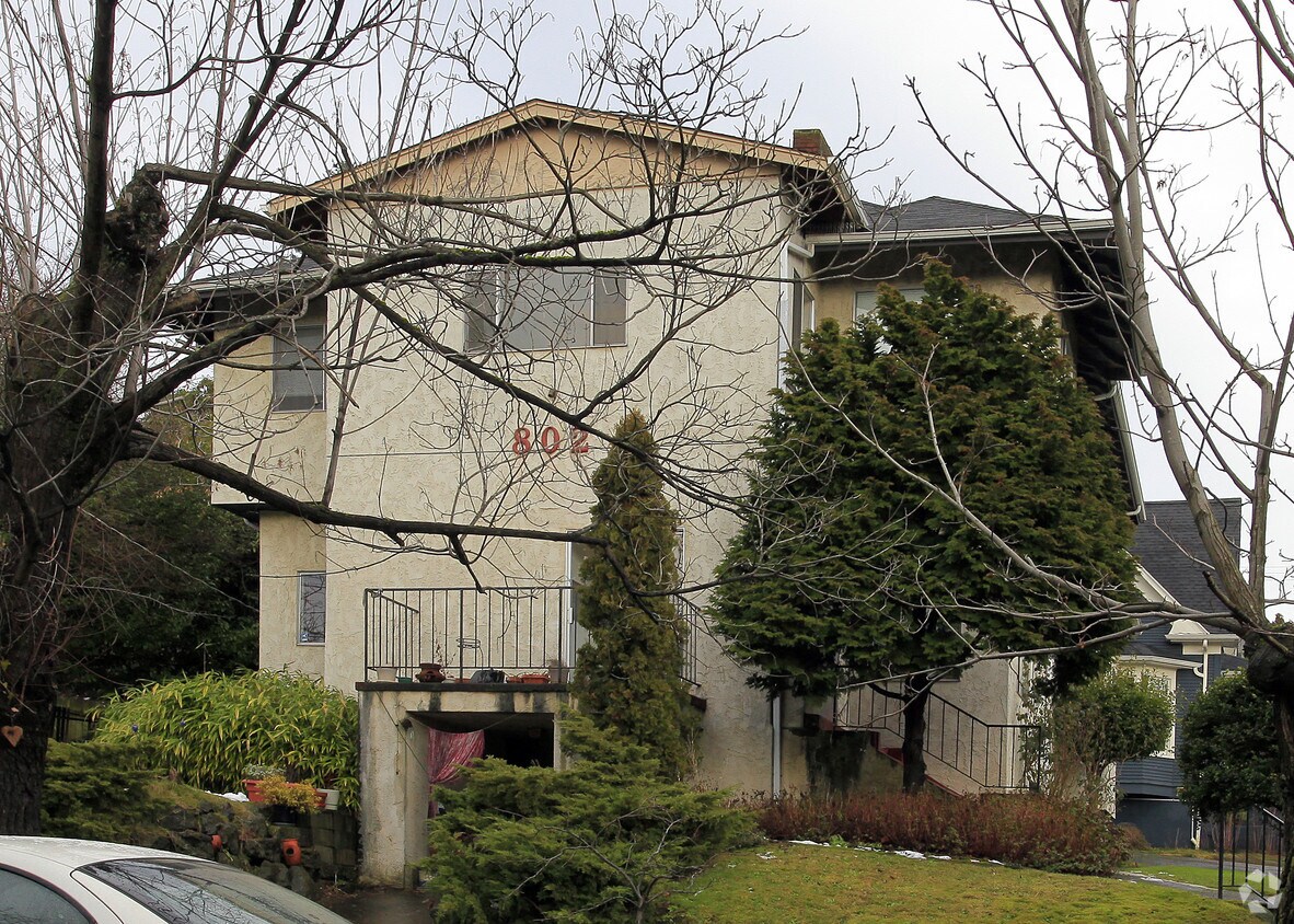 Building Photo - 802 15th Ave