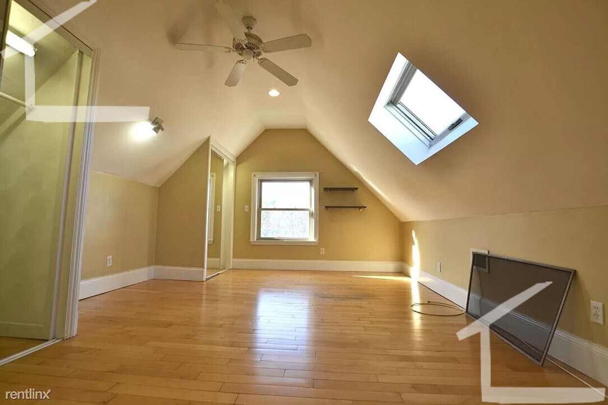 Primary Photo - Huge 3 bed with free laundry!
