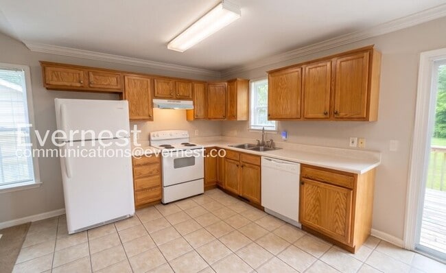 Building Photo - Spacious 3-Bedroom Home in a Prime Location / Pet-Friendly / Available Now!
