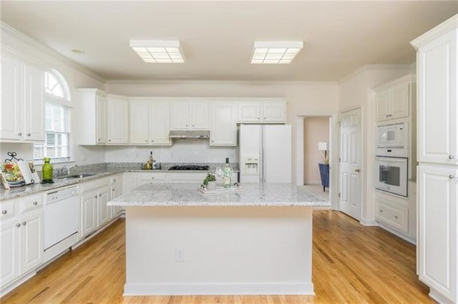 Foto del edificio - 2102 Kinsmon Dr