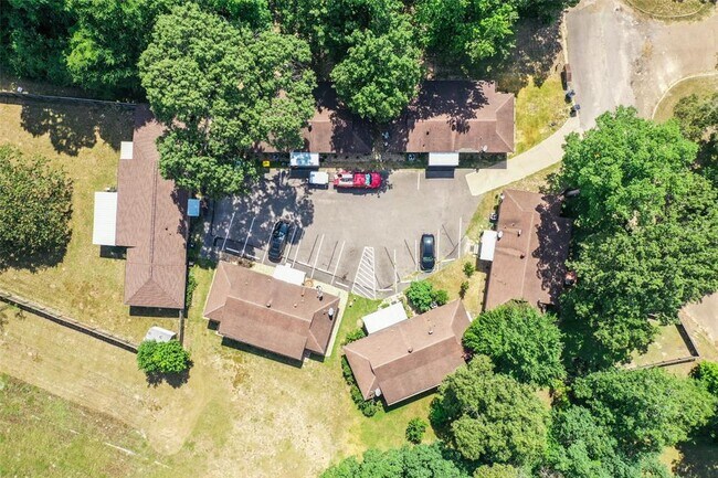 Building Photo - 8716 Club House Dr