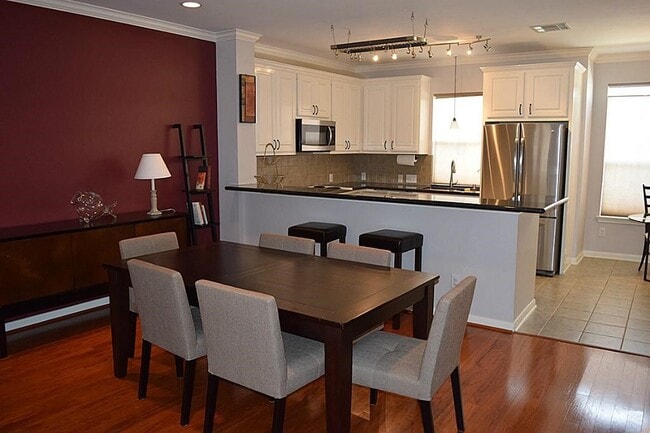 Building Photo - 3010 La Branch St