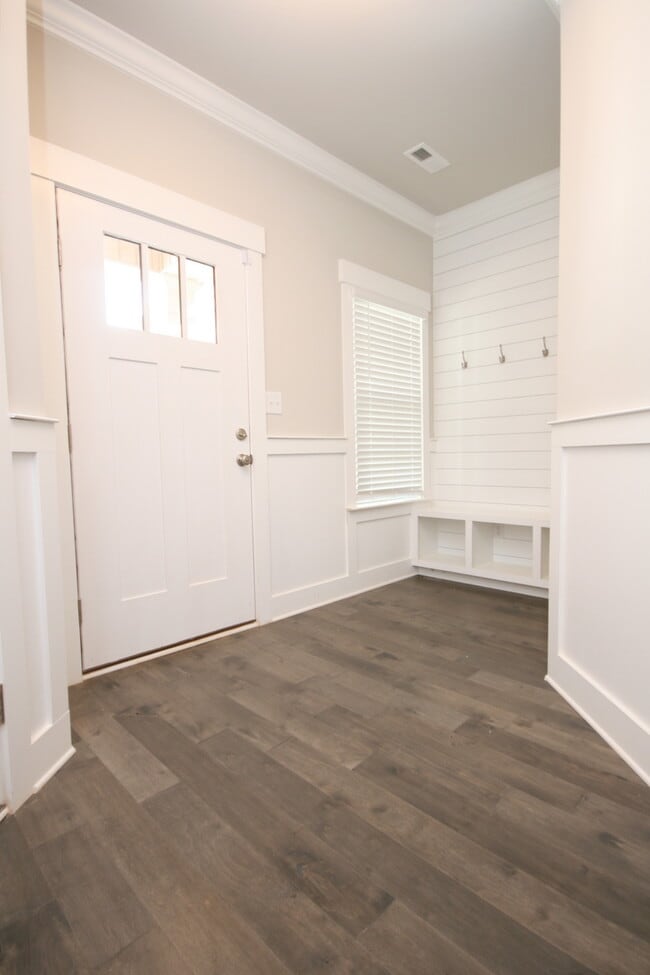 Building Photo - 707 Sluice Dr SW
