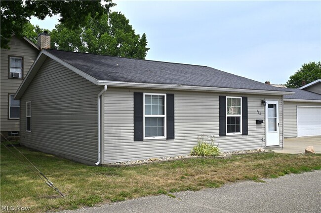 Building Photo - 163 Cedar Ln NE