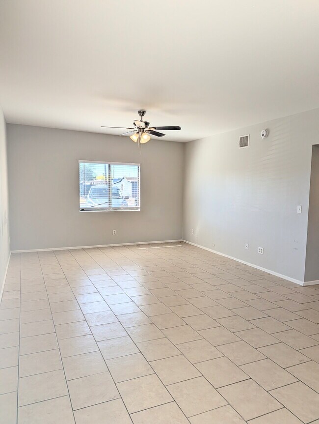 Foto del edificio - Spacious 2 Bedroom with Private Yard!