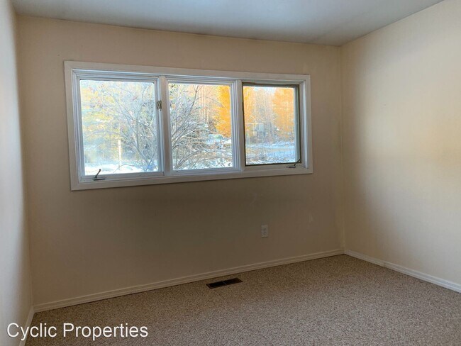 Building Photo - 3 br, 1 bath House - 372 Narrow View