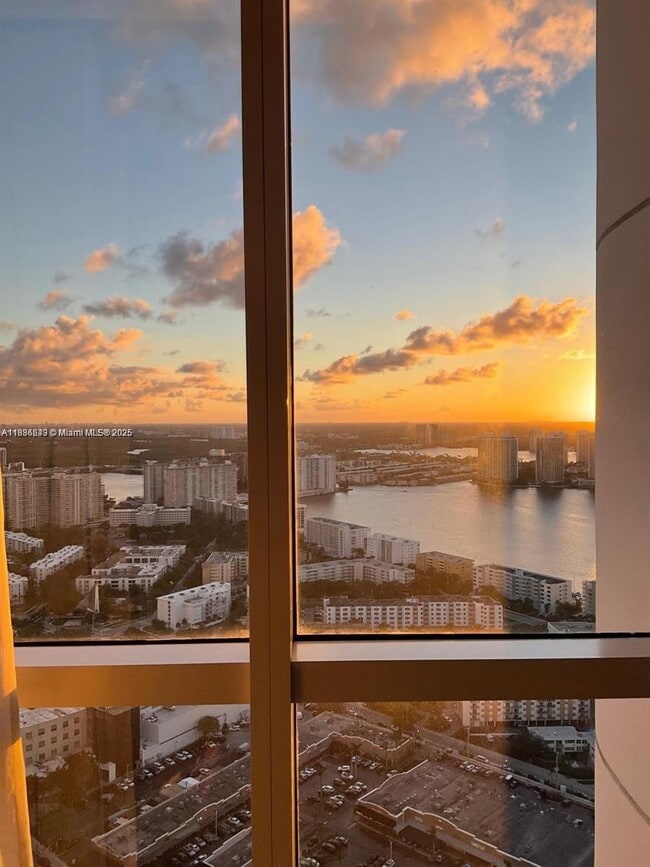 Foto del edificio - 18201 Collins Ave