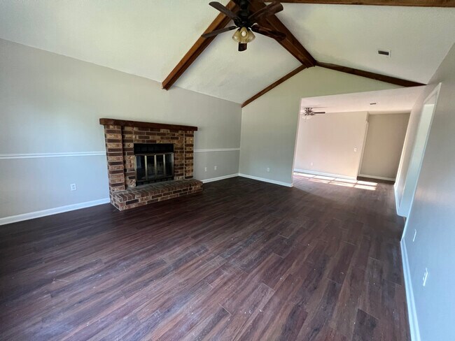 Building Photo - 220 Sequoia Cir