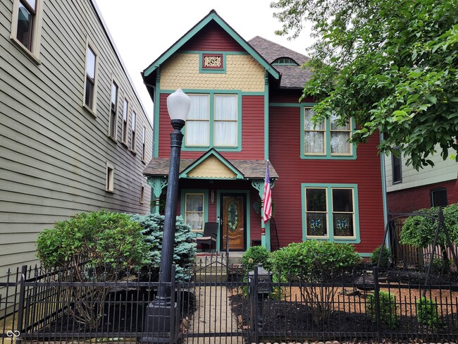 Building Photo - 239 E 11th St